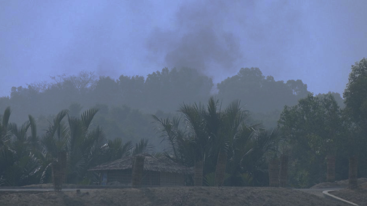 মধ্যরাতে গোলাগুলি ও বোমার শব্দে কাঁপল টেকনাফ সীমান্ত